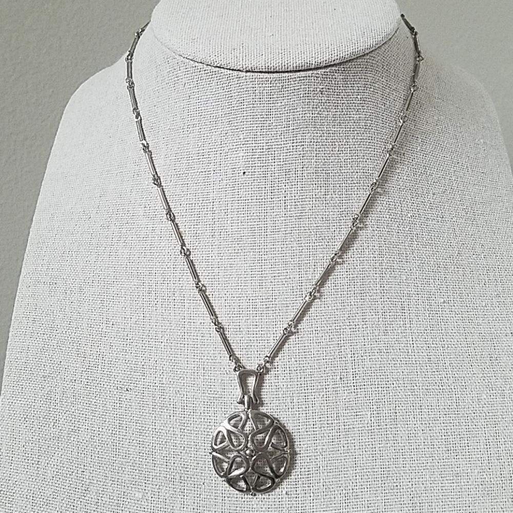 Silver toned vintage pendant necklace